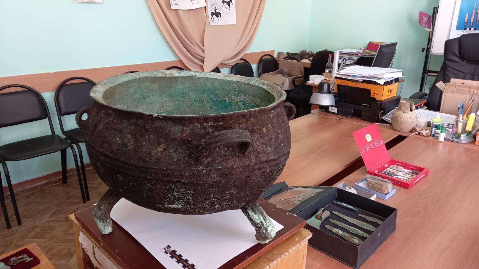 Талдинский казан, загадочные тигрогрифоны: Уникальные находки обнаружили археологи в Карагандинской области