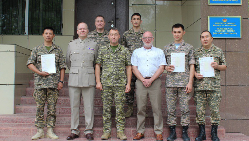 Ұлыбританияның әскери атташесі Бітімгерлік дайындық орталығының оқытушыларына сертификаттар табыс етті