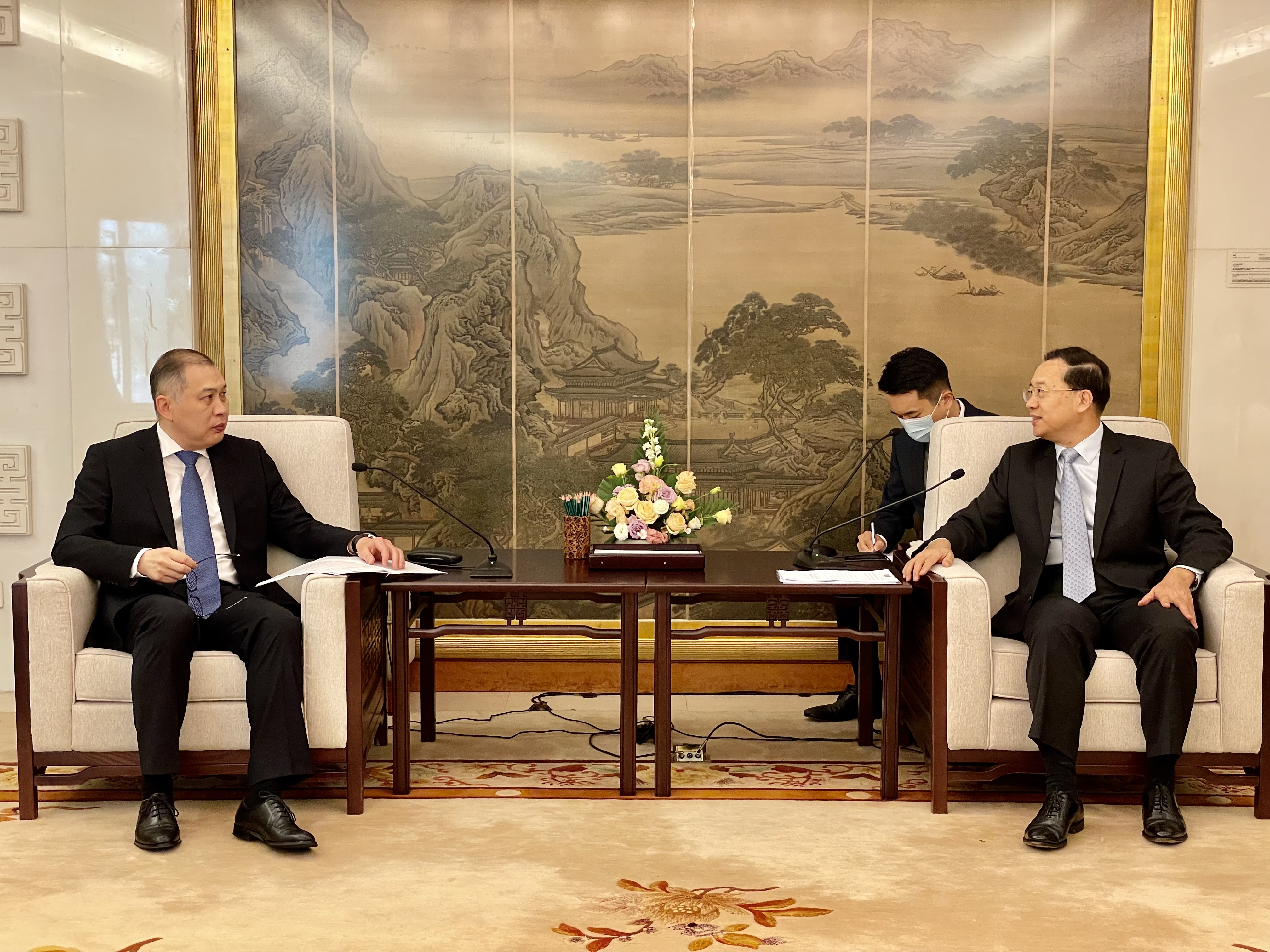 Посол Казахстана в Китае встретился с Заместителем министра иностранных дел КНР