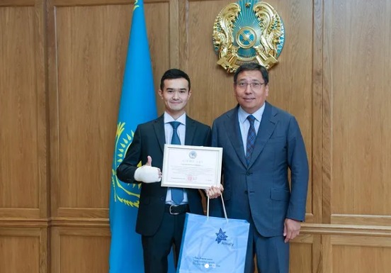 Аким Алматы наградил Райымбека Медетбека, спасшего женщину в автобусе.