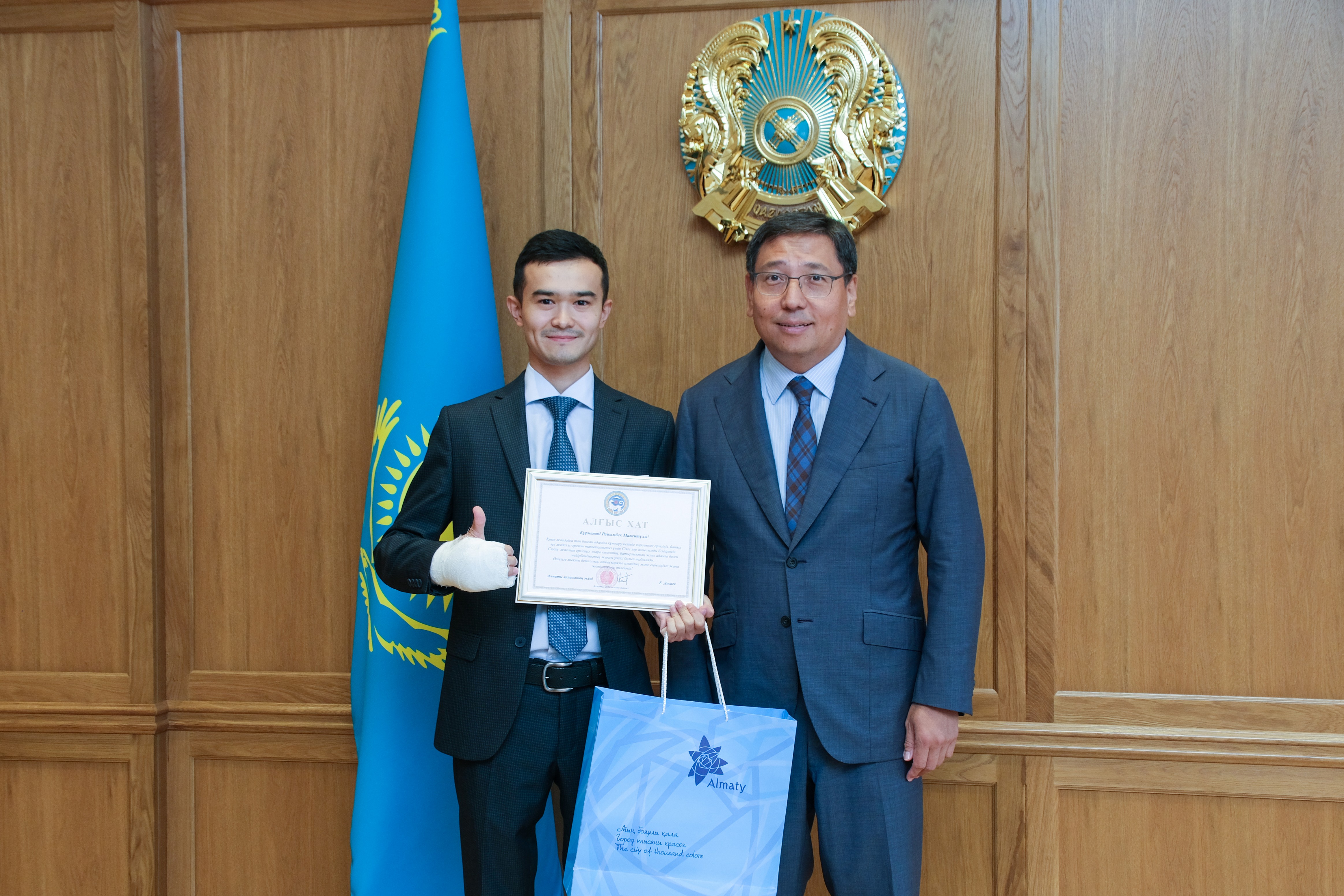 Аким Алматы наградил Райымбека Медетбека, спасшего женщину в автобусе