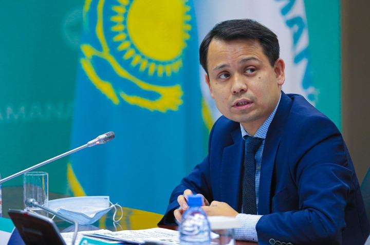О проектах по цифровизации здравоохранения рассказал вице-министр Б. Есенбаев