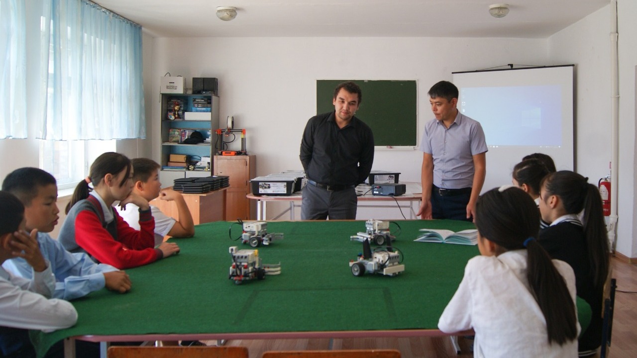 Учителя Карагандинской NIS провели мастер-классы по робототехнике в сельской школе