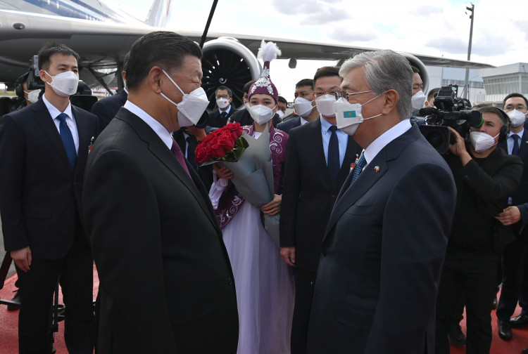 President Kassym-Jomart Tokayev met Chinese President Xi Jinping at the airport of the capital of Kazakhstan