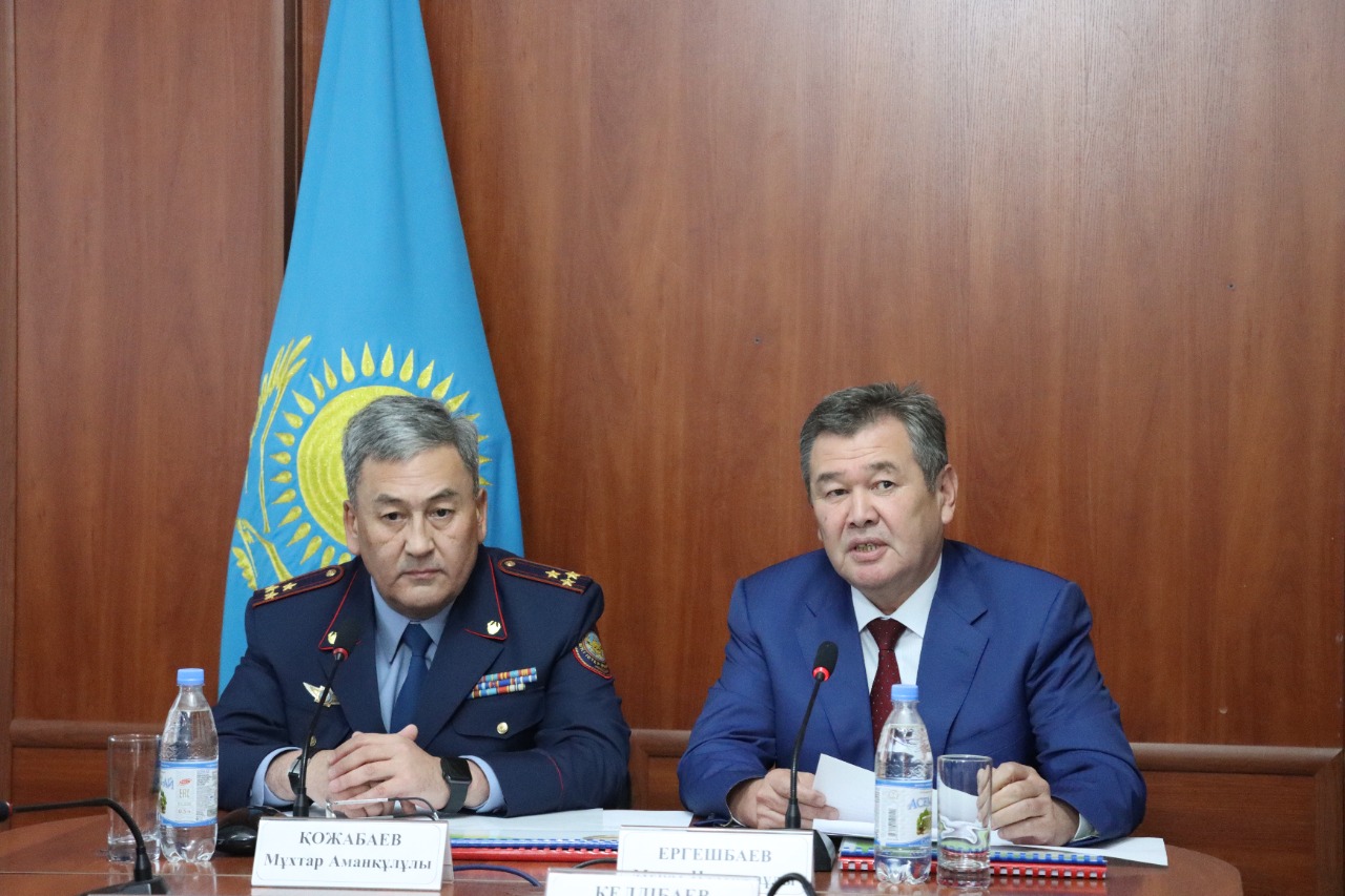 Жігіт ұзақ уақыт бойы клиторды жалап, пизканы жақсы трахты жақсы көреді Жалғыз көрші жыныстық қатынасты қалайды