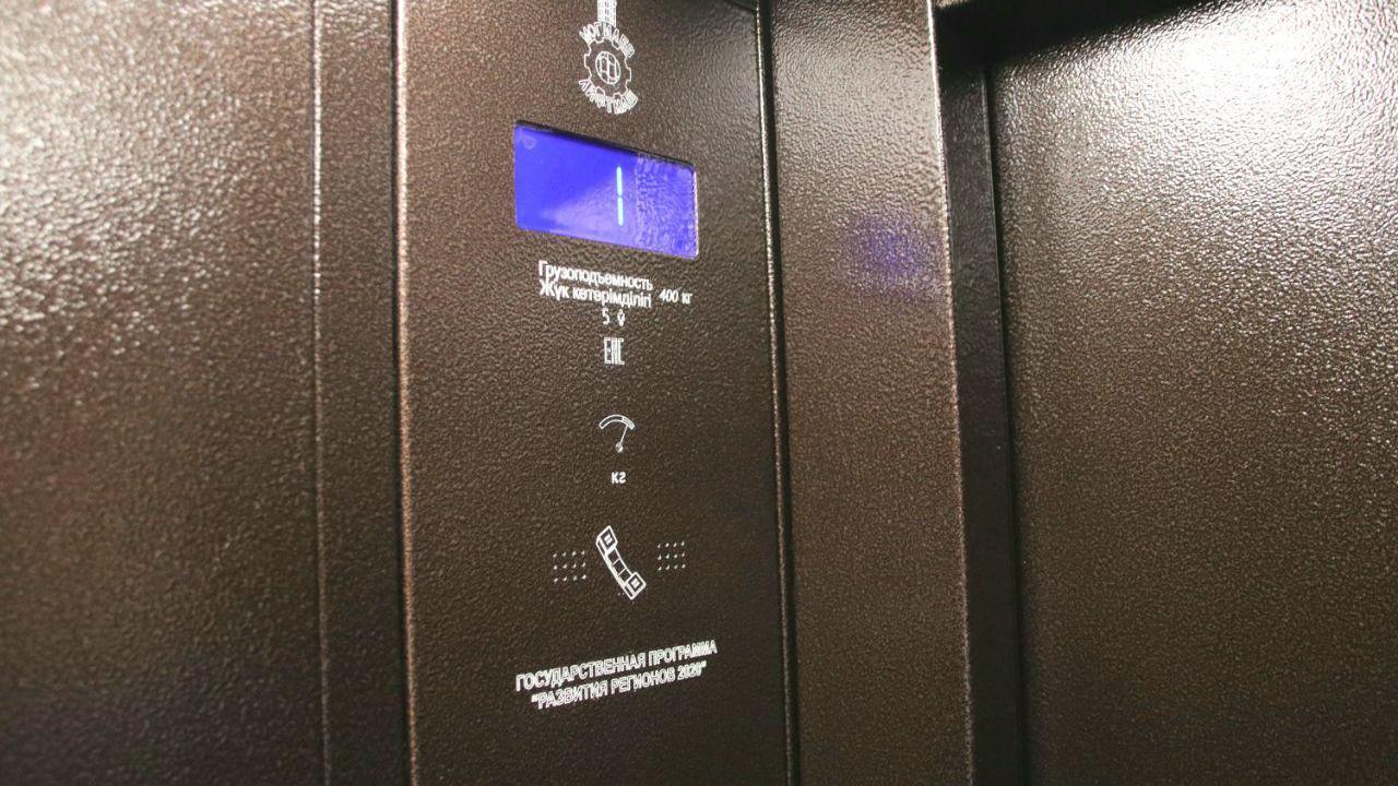 В домах Карагандинской области продолжают менять лифты