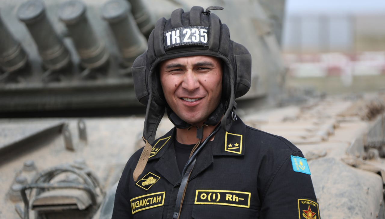 Казахстанские танкисты отмечают профессиональный праздник