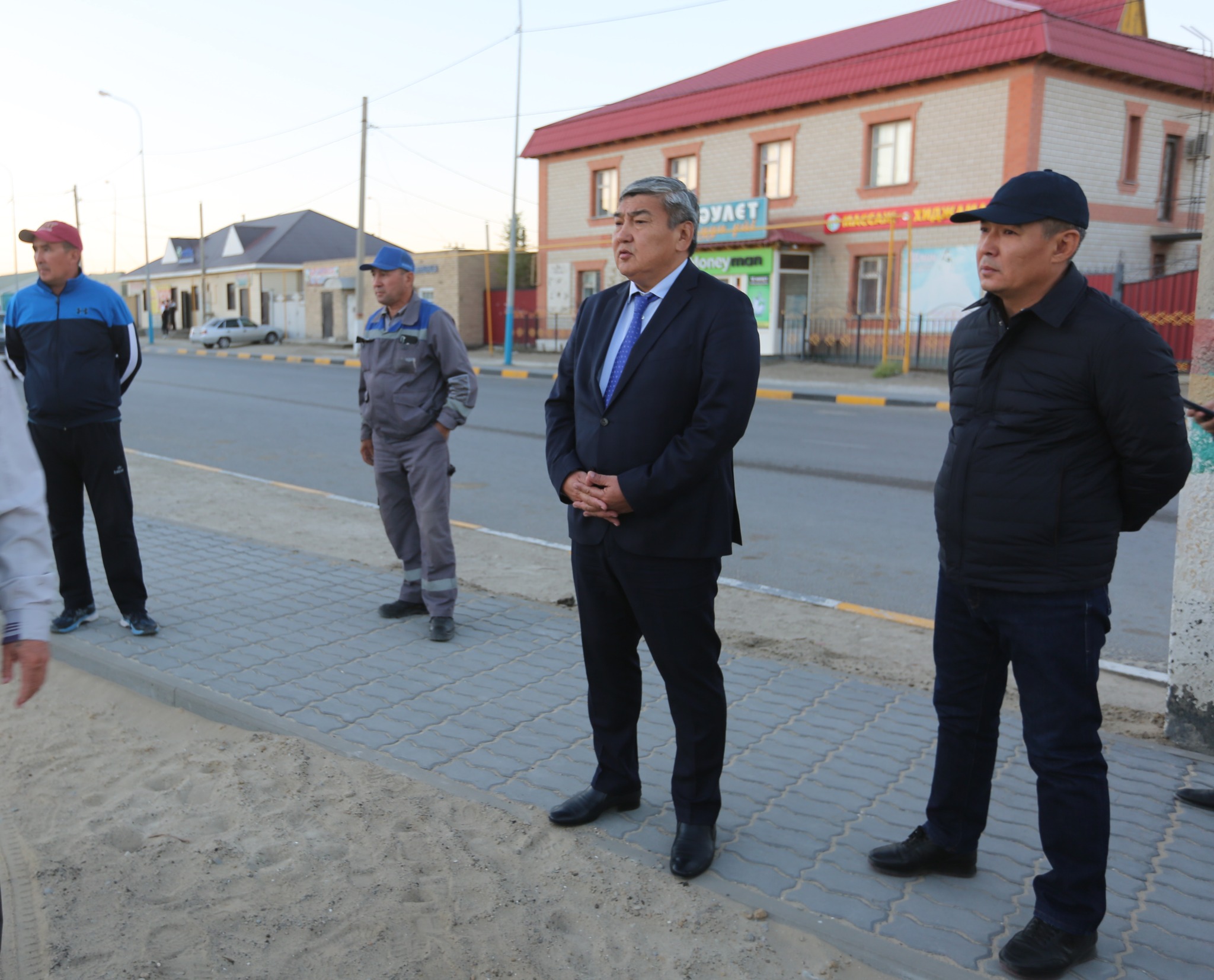 Аким района проконтролировал работу по благоустройству улицы Бактыбай батыра
