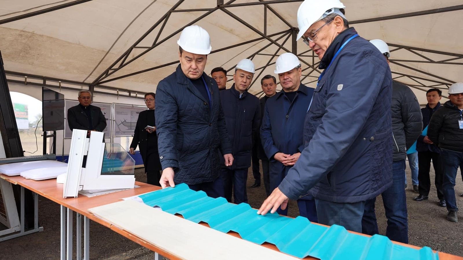 Alikhan Smailov checked the construction of housing for victims of forest fires in Kostanay region