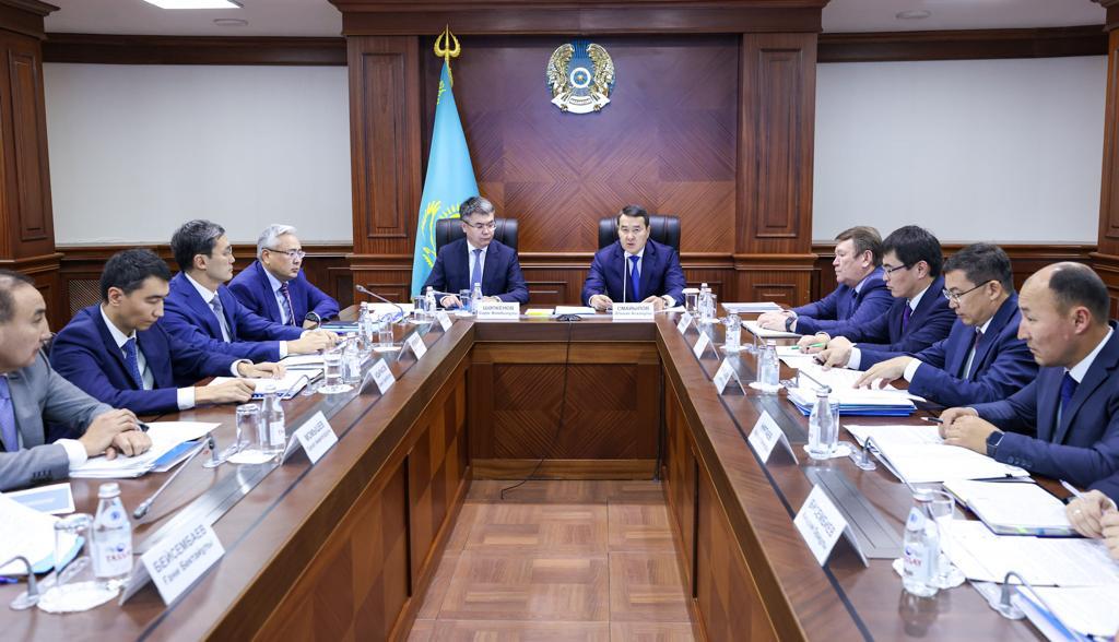 В рамках рабочей поездки Премьер-Министр РК Алихан Смаилов провел совещание по вопросам комплексного социально-экономического развития Атырауской области.