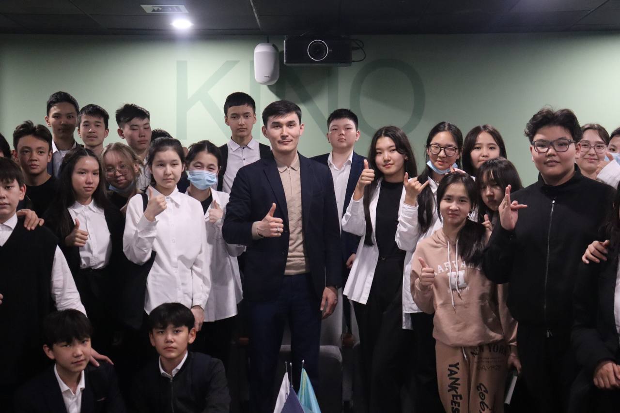 Порно ұлы анасы мен әпкесіне шпиондық жасайды, содан кейін трагнул х