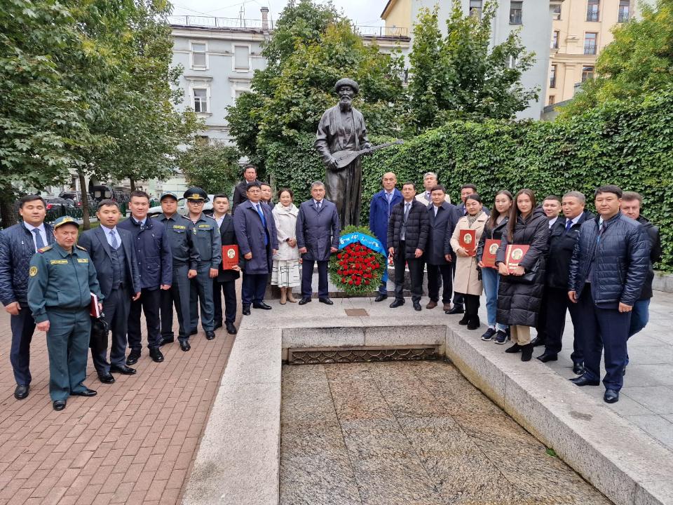 Нұржан Нұржігітов бастаған Жамбыл облысының делегациясы жыр алыбы Жамбыл Жабаев пен Кеңес Одағының Батыры Әлия Молдағұлованың Санкт-Петербургтегі ескерткіштеріне гүл шоқтарын қойды