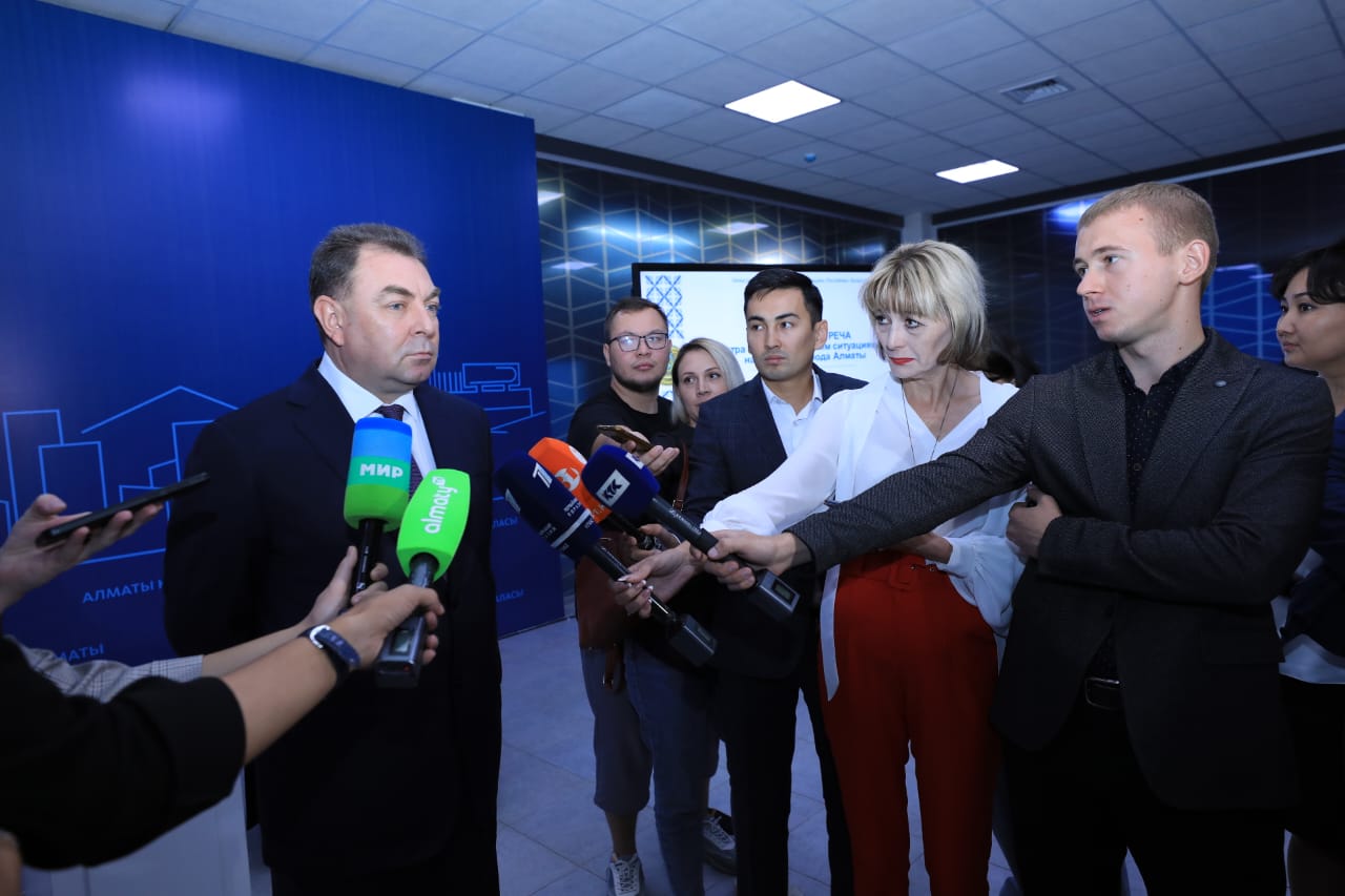 Министр по ЧС провел встречу с жителями города Алматы