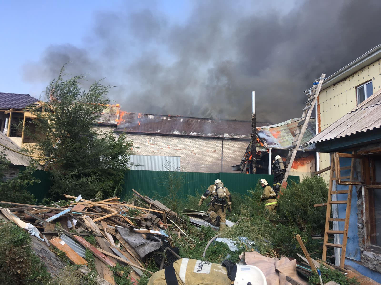 Произошел крупный пожар в оружейном магазине в городе Костанай
