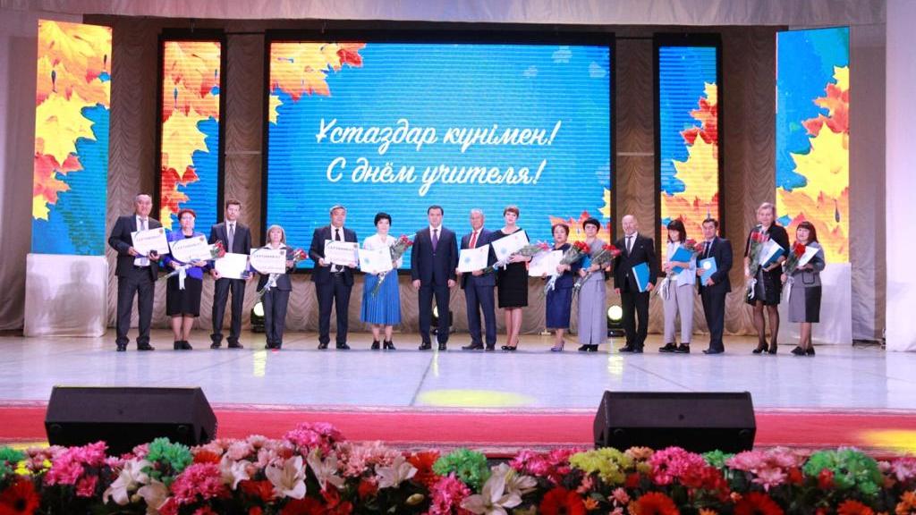 С профессиональным праздником поздравили педагогов в Карагандинской области