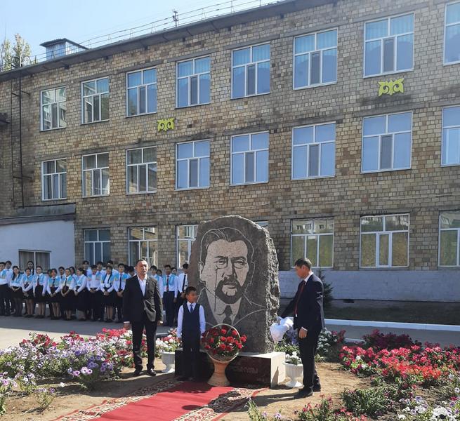 Памятник Ахмету Байтурсынову установили на территории карагандинской гимназии