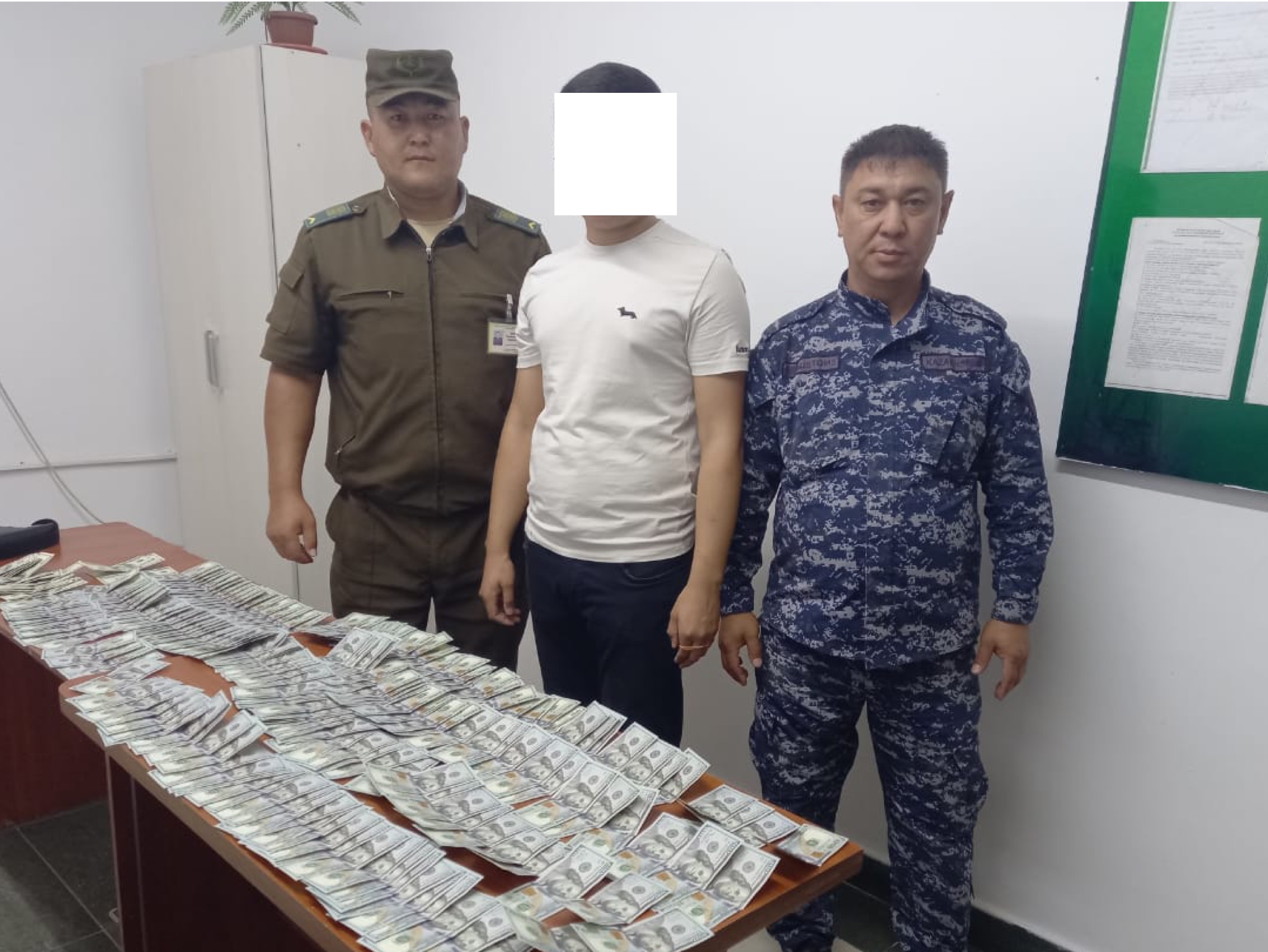 В Туркестане пресечен факт вывоза в Узбекистан 25 000 долларов США