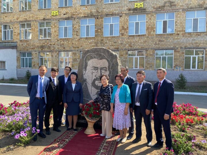 Қарағанды гимназиясының аумағында Ахмет Байтұрсыновқа ескерткіш орнатылды