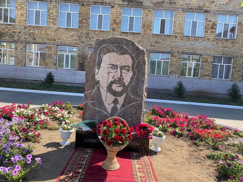 Памятник Ахмету Байтурсынову установили на территории карагандинской гимназии