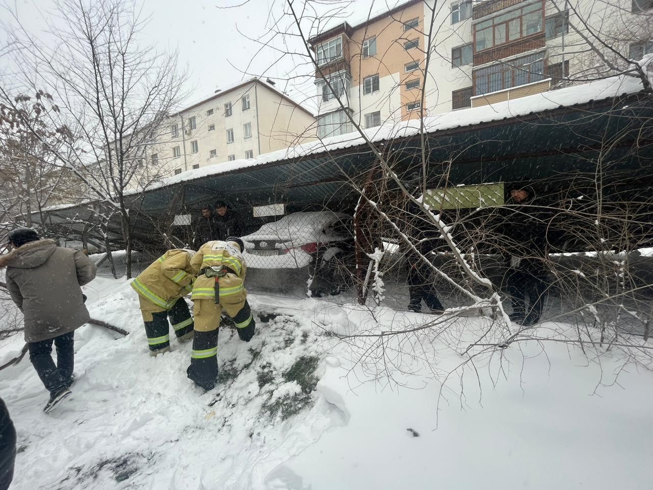 Шымкентские пожарные провели аварийно-спасательные работы