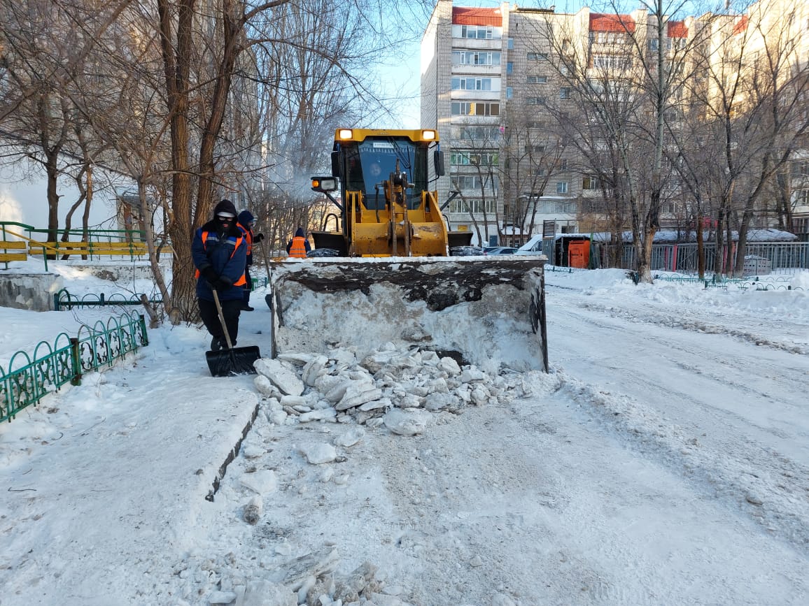 Около двух тысяч дорожных рабочих вышли на уборку снега в Астане