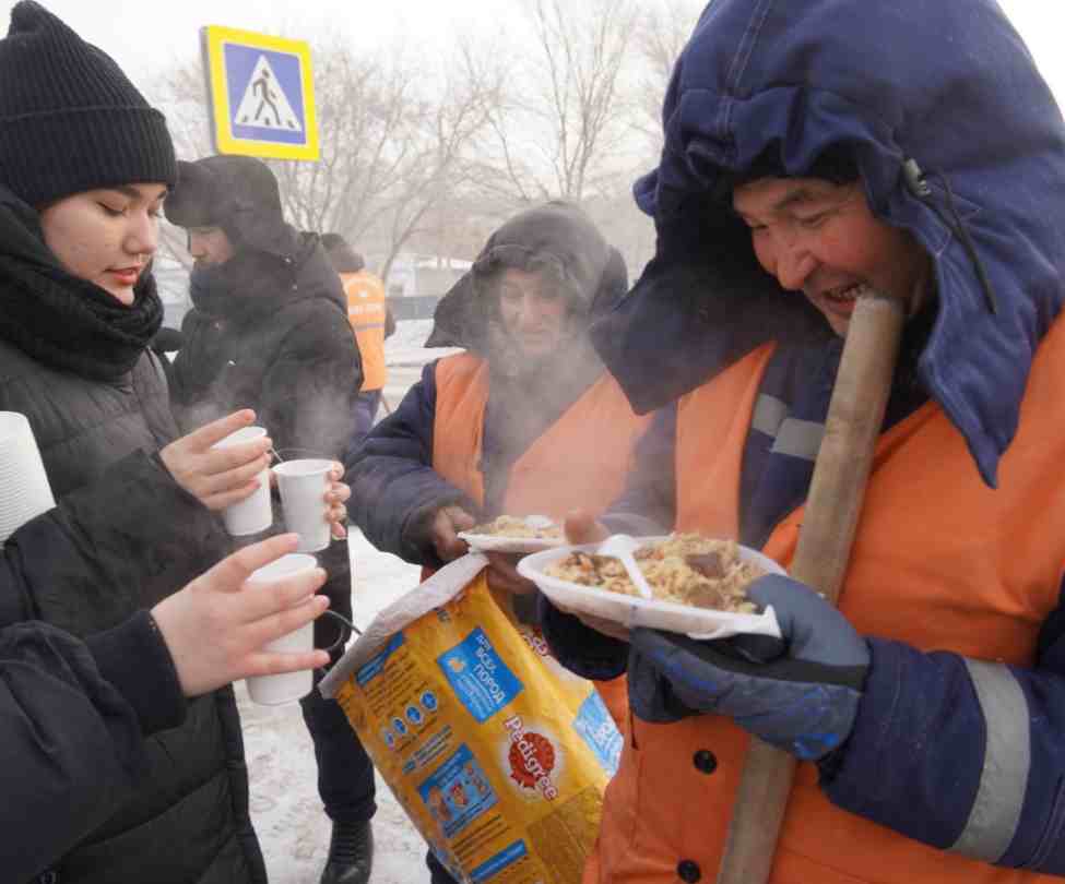 Ыстық ас, тегін такси: елордалық мешіттер қайырымдылық науқанын ұйымдастырды