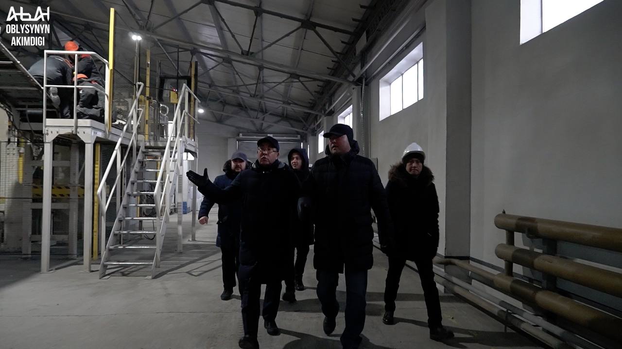 Абай облысының әкімі Абай Нұрлан Ұранхаев Семейдегі цемент зауытында болды