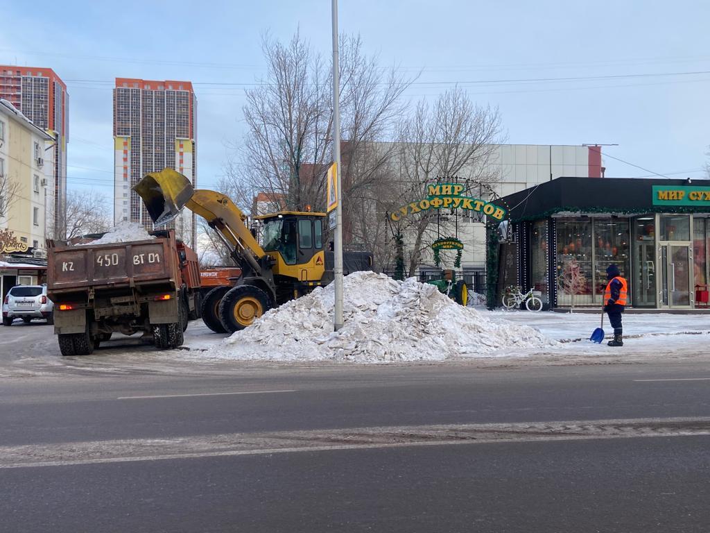 Более двух тысяч дорожных рабочих очищают от снега и наледи улицы Астаны