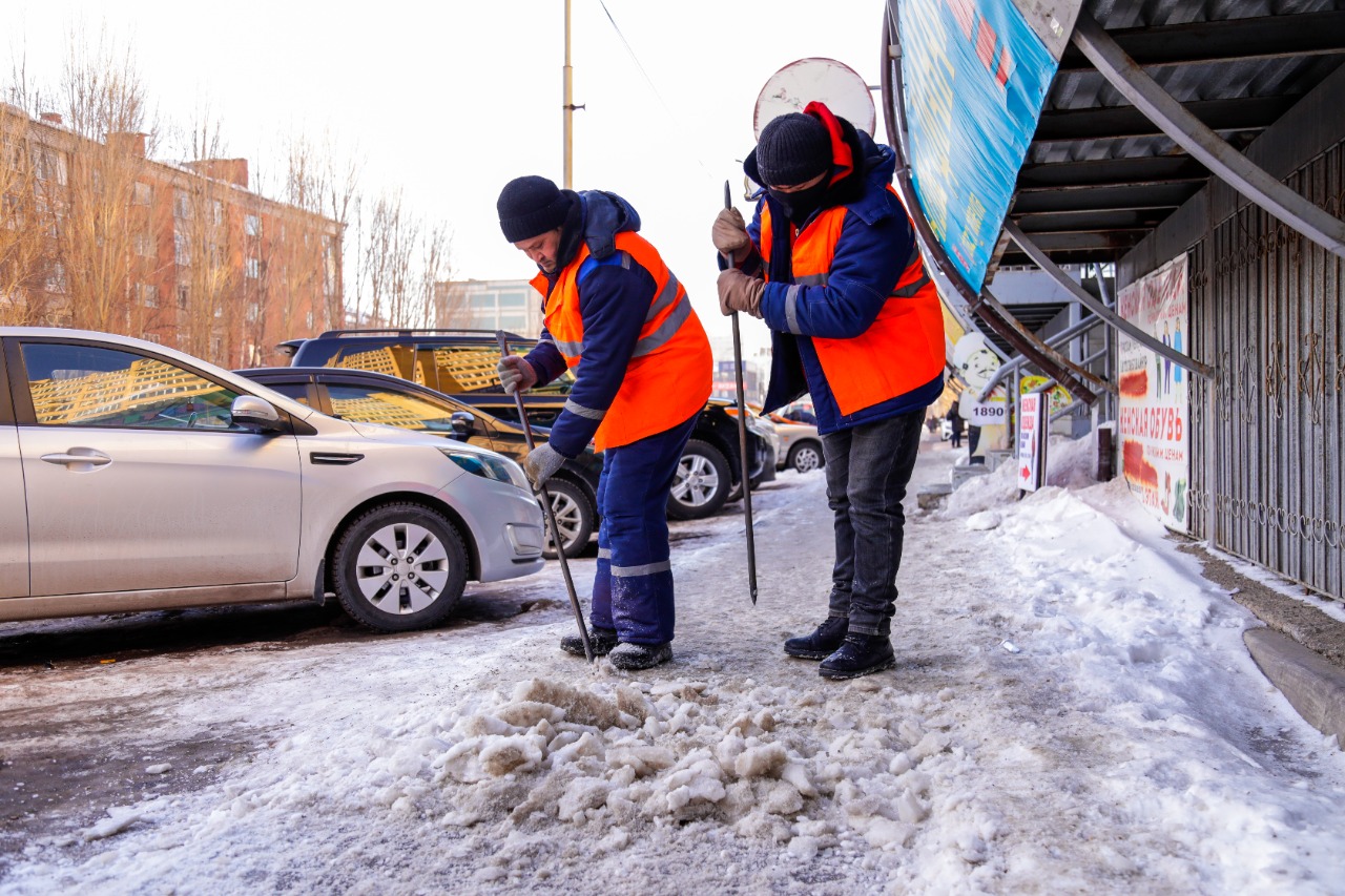 Тротуары и дороги очищают ото льда в Астане