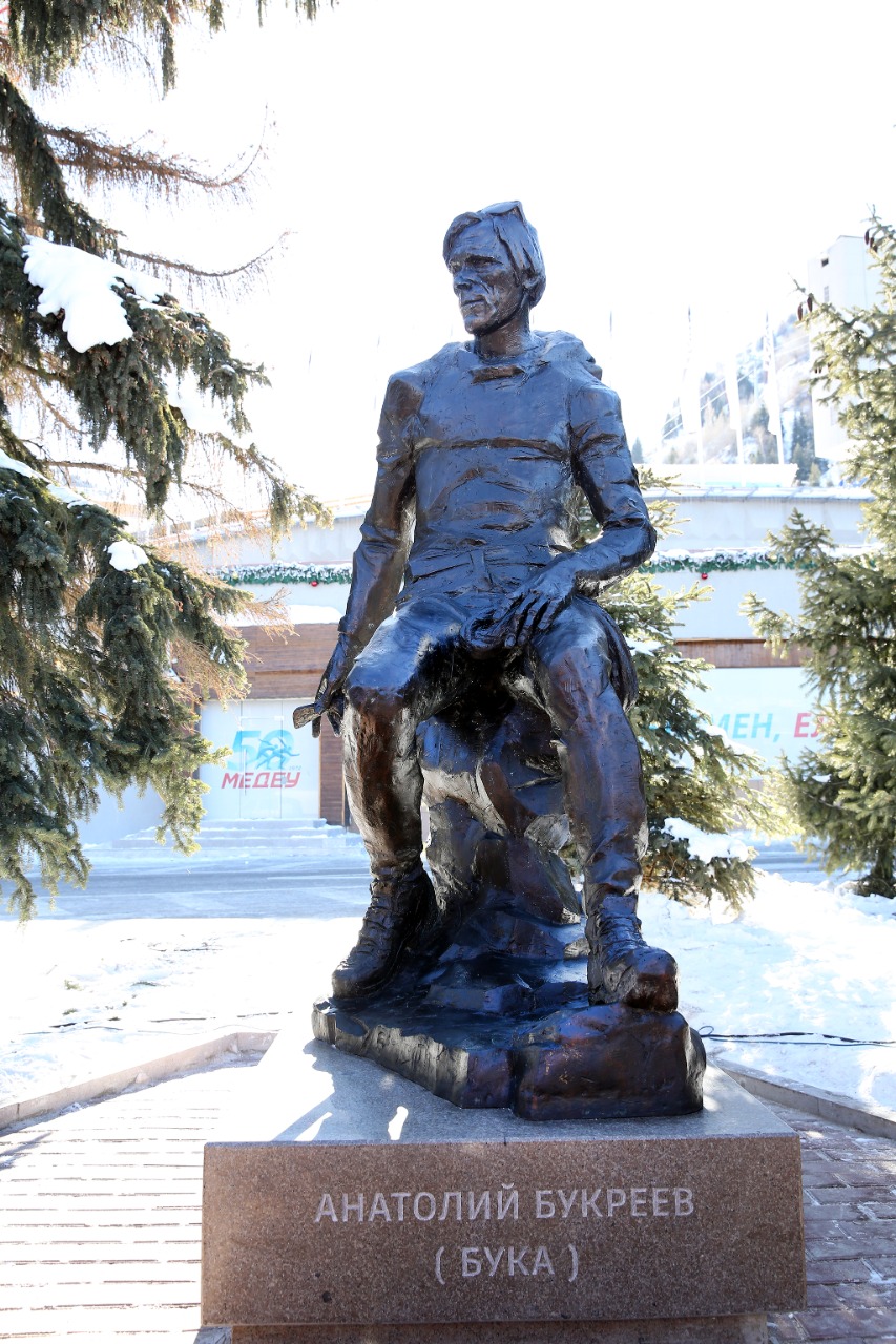 Медеуде Анатолий Букреевтің мүсіні орнатылды