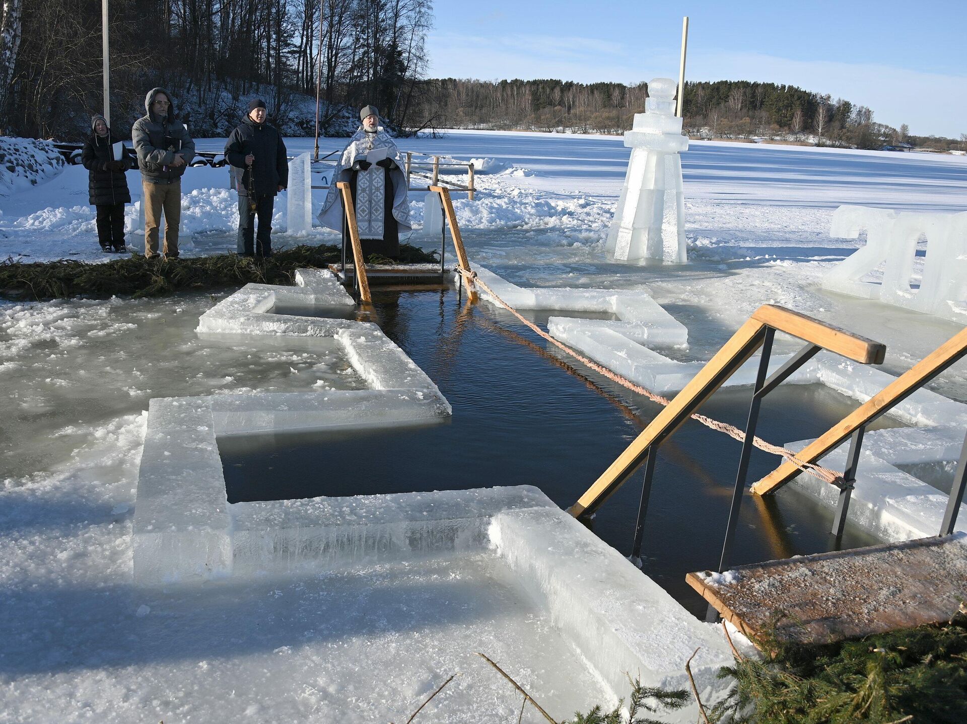 крещение господне 19 января купель. купание зимой в проруби. крещение в белоруссии. когда крещение в беларуси. крещение господне в беларуси.