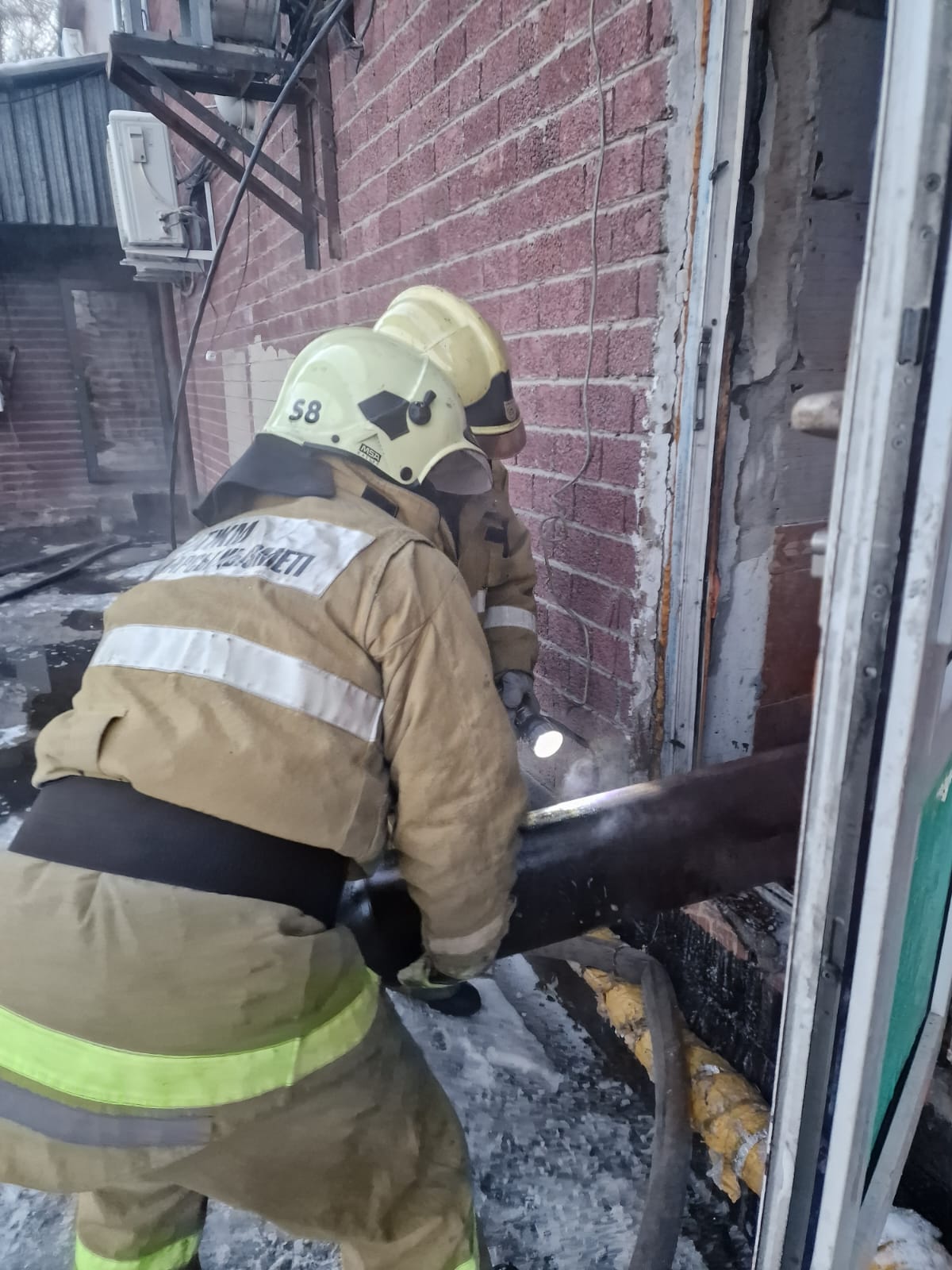 Өрт сөндірушілер газ және оттегі баллондарының жарылып кетуіне жол бермеді