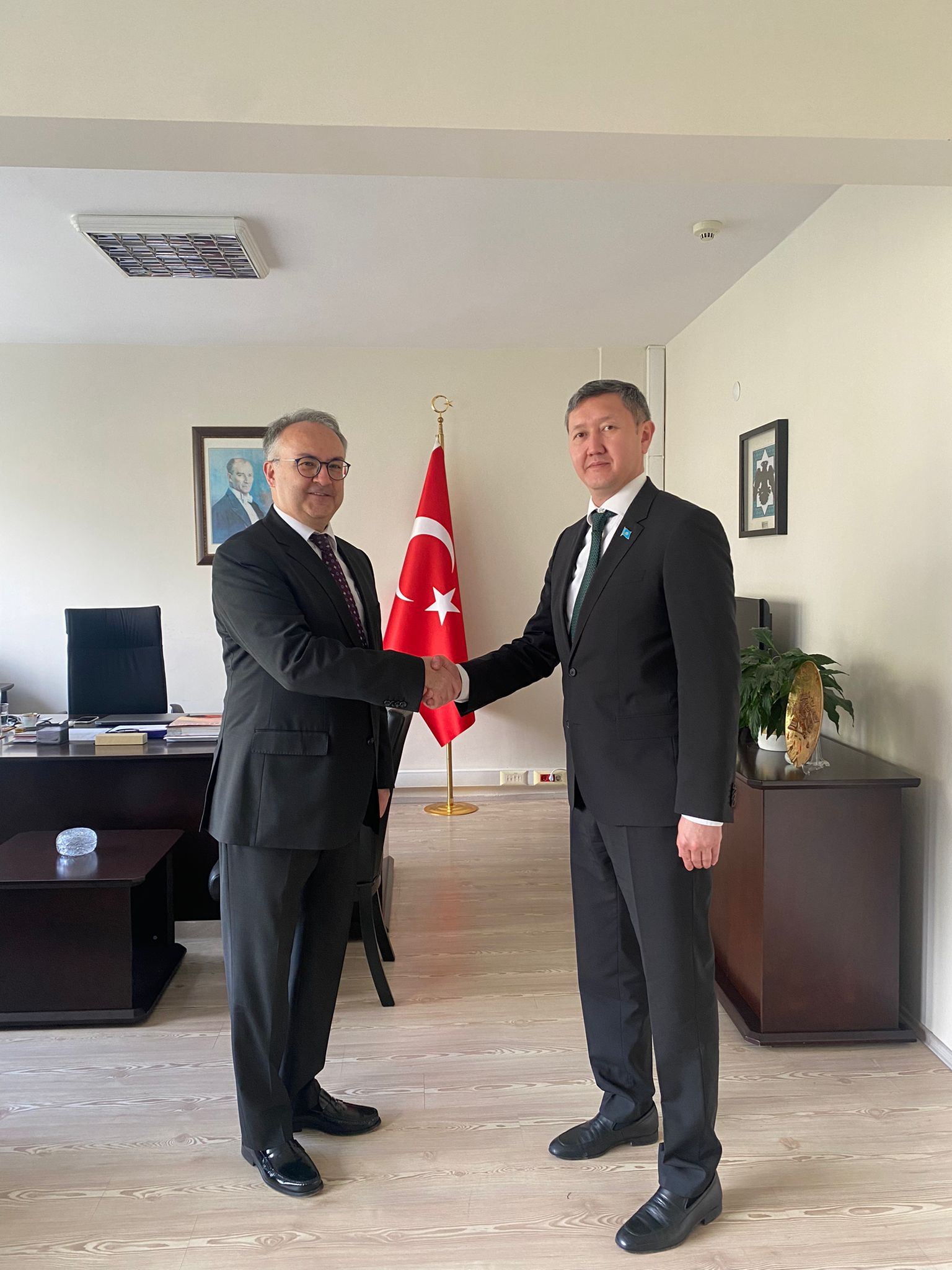 Kazakistan Cumhuriyeti Antalya Başkonsolosu Kuat Kanafeyev, Türkiye Cumhuriyeti Dışişleri Bakanlığı Antalya Temsilcisi Deha Ermek ile görüştü