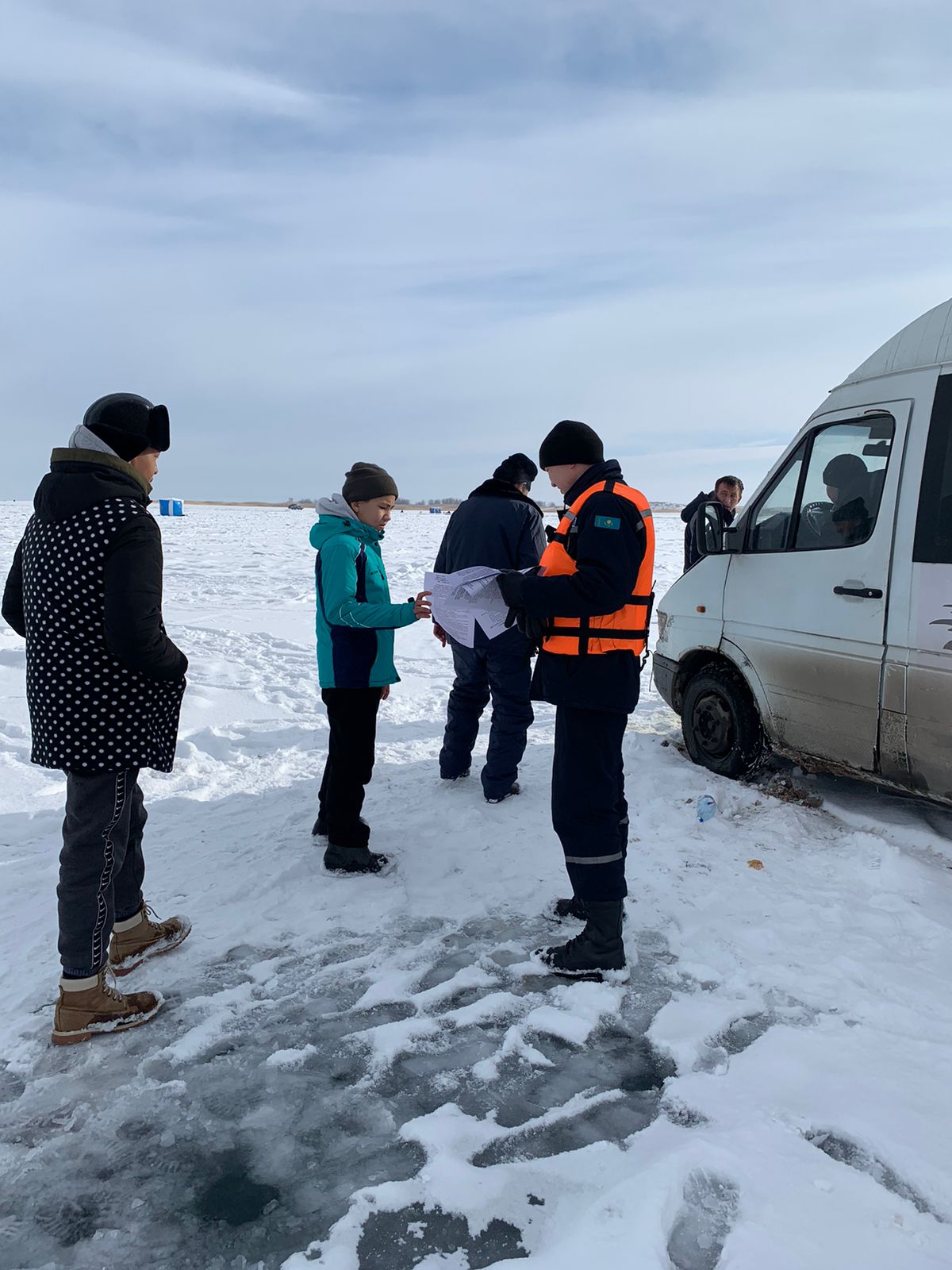 Автомобиль рыбака, проигнорировавшего предупреждение МЧС, провалился под лед