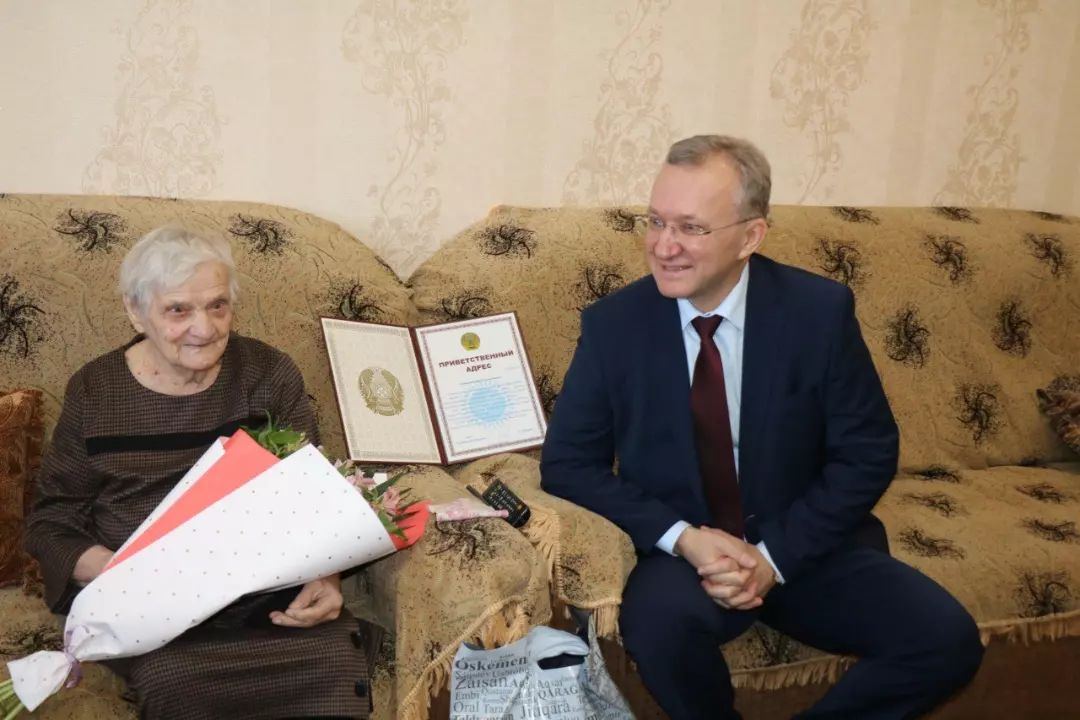 Аким Павлодарского района Николай Дычко поздравил ветерана ВОВ Марию Алексеевну Матюшину с 97-летием