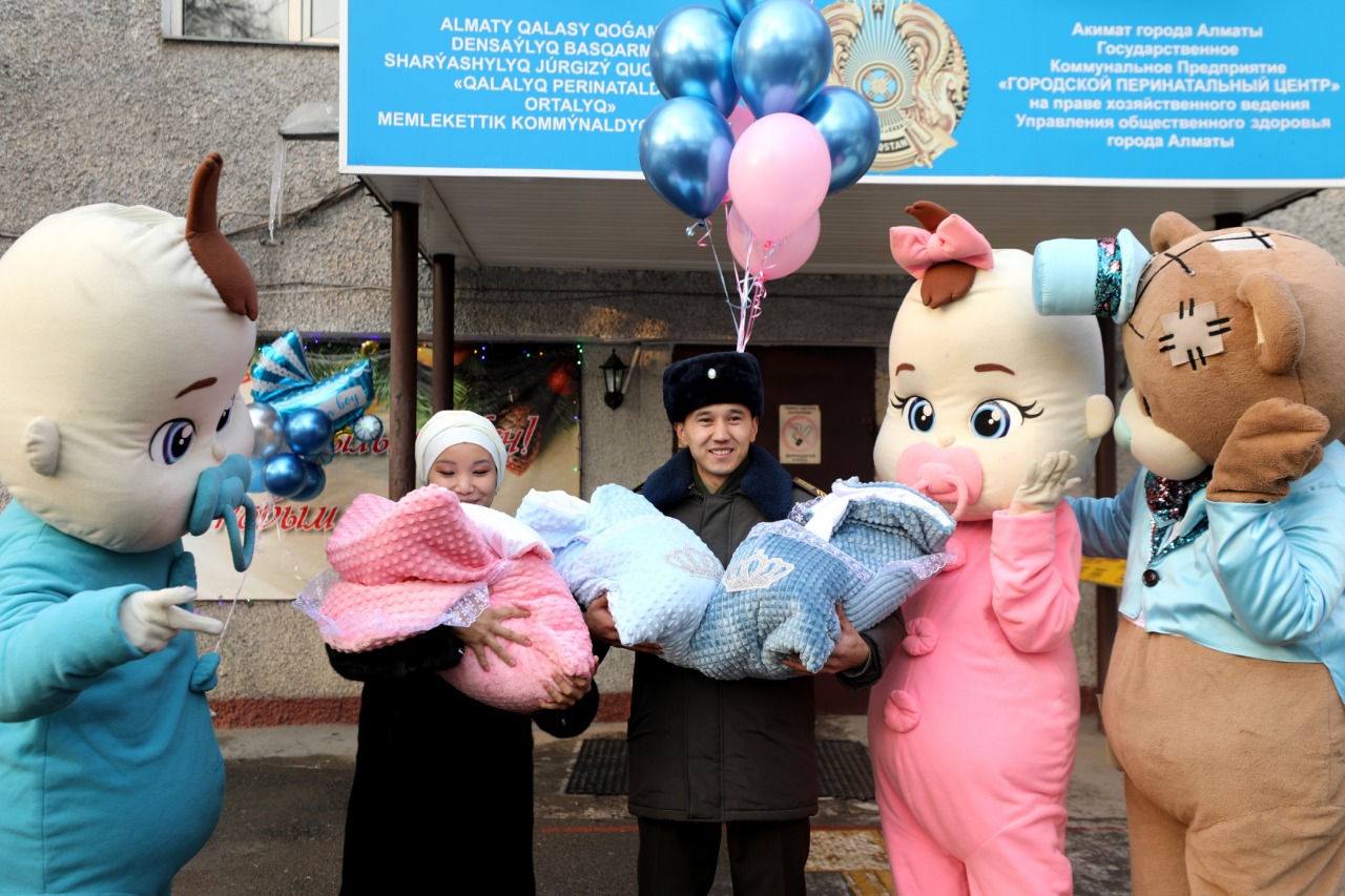 У Алматинского пожарного родилась тройня