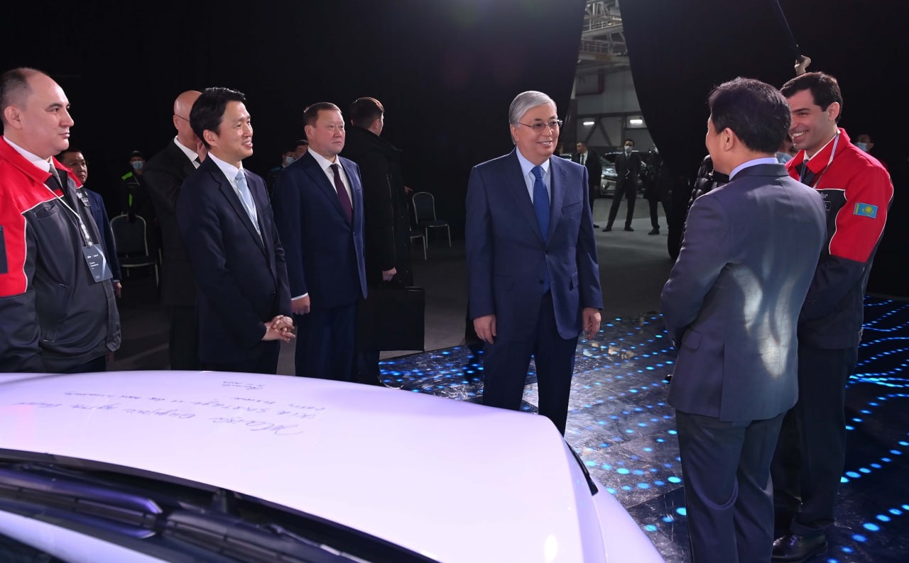 Президент в рамках рабочей поездки в Костанайскую область посетил завод Allur, где запустил мелкоузловое производство (CKD) автомобилей Kia.