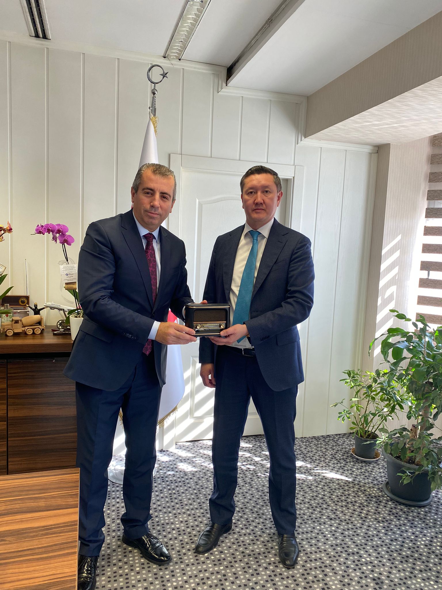 Kazakistan Cumhuriyeti Antalya Başkonsolosu Kuat Kanafeyev, TRT kanalının Antalya müdürü Hikmet Kocaman ve kanalın haber müdürü Ahmet Öcal ile bir araya geldi
