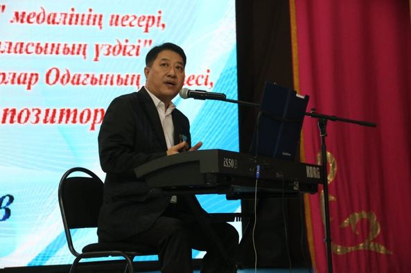 «ӘН-МАХАББАТ» КӨРЕРМЕНДЕРДІ МАХАББАТҚА БӨЛЕДІ