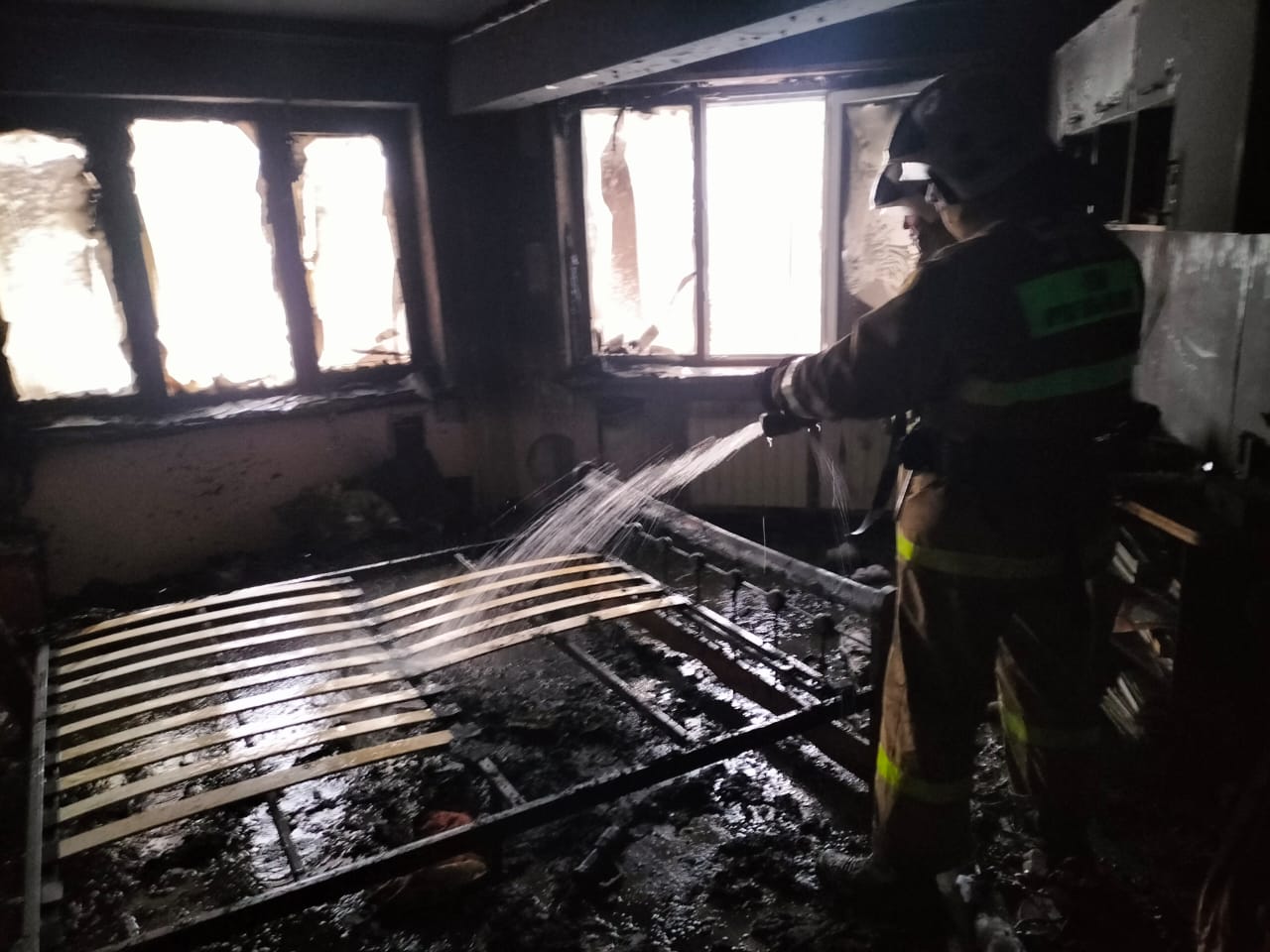 Огнеборцы Усть-Каменогорска эвакуировали  15 жителей при пожаре в пятиэтажке