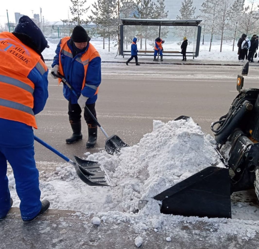 Более двух тысяч дорожных рабочих вышли на уборку снега в Астане