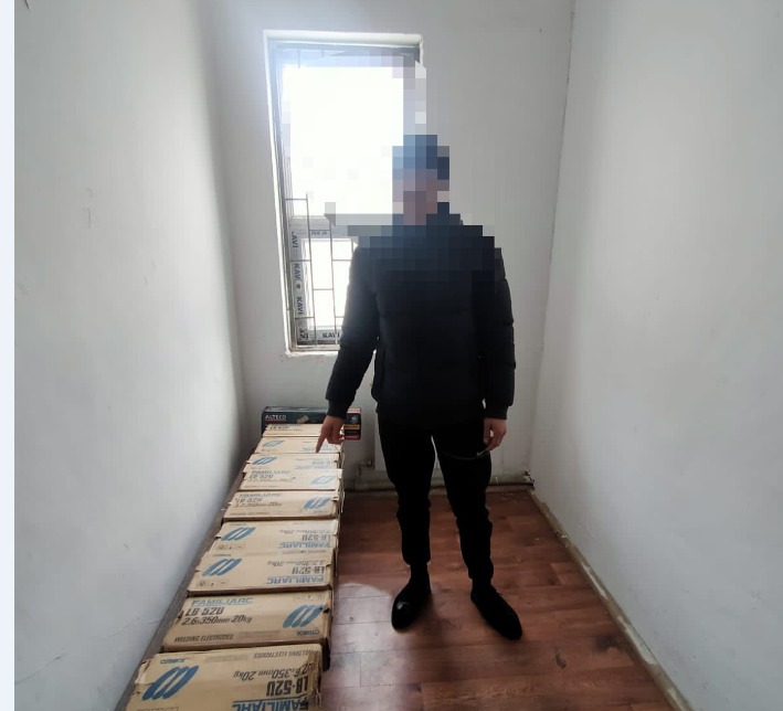 Фотосуреттердің жоғарғы жағында трусиктер мен колготкидегі әйелдер есектері