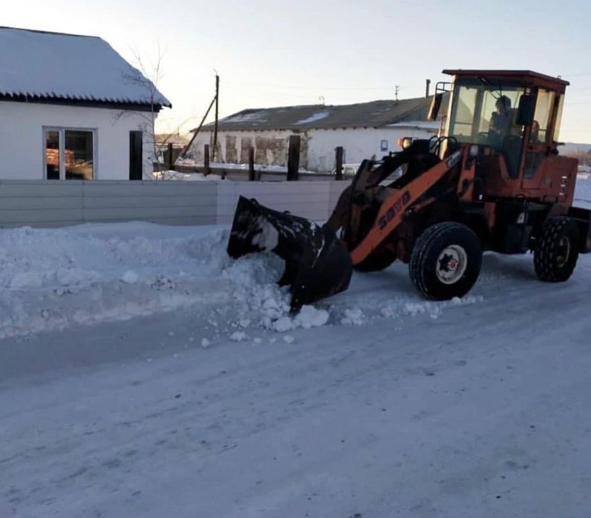 Совместно с администрацией села Актогай ведутся работы по очистке улиц от снега.