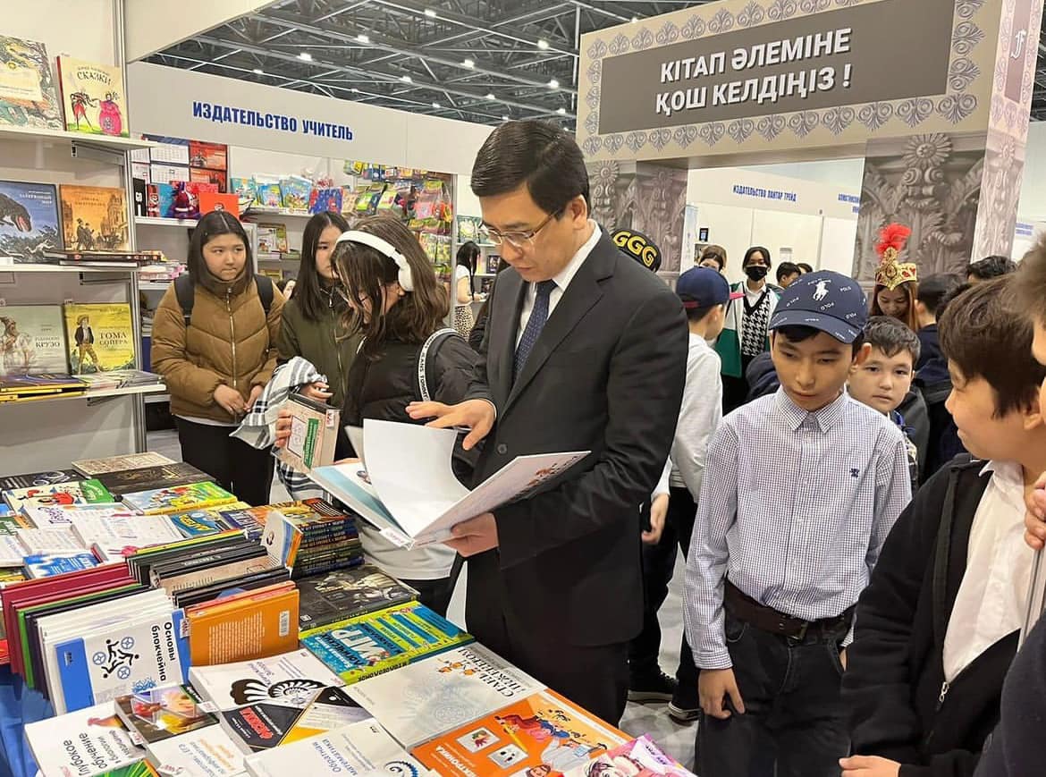 Открытие библиотек в рекреационнных пространствах школ, закуп 4 млн книг  - Асхат Аймагамбетов рассказал о реализации проекта «Читающая школа»