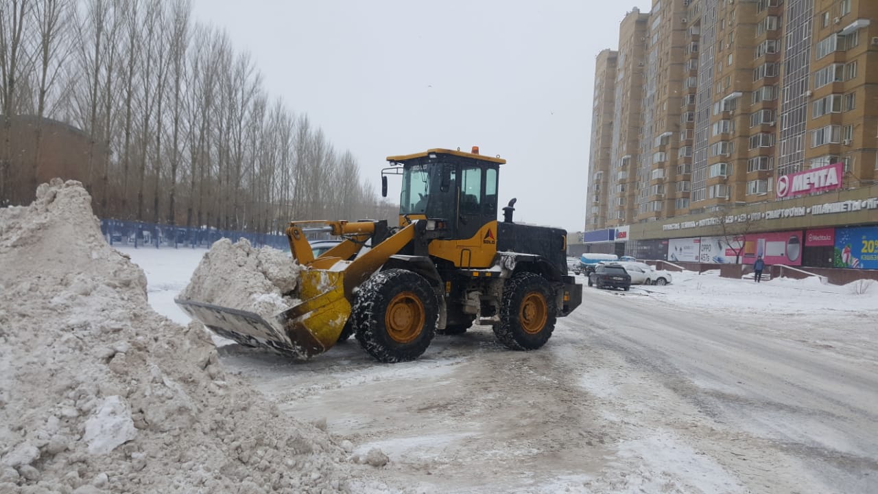 Порядка 2 300 дорожных рабочих вышли очищать столичные улицы от снега