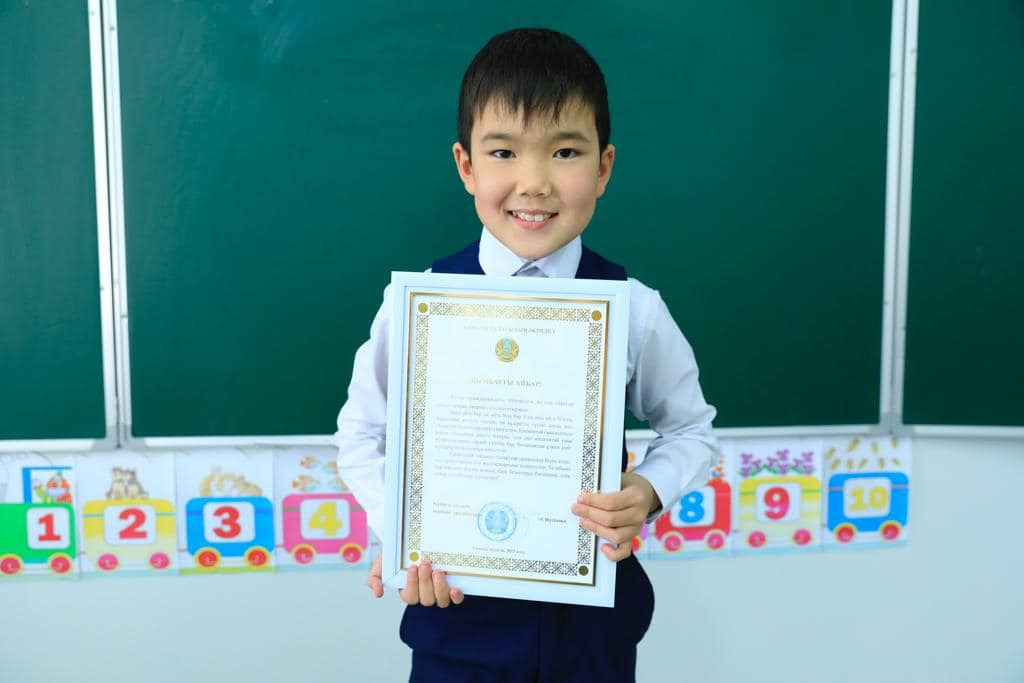 Алматинского школьника восхитивший казнет пением наградили благодарственным письмом