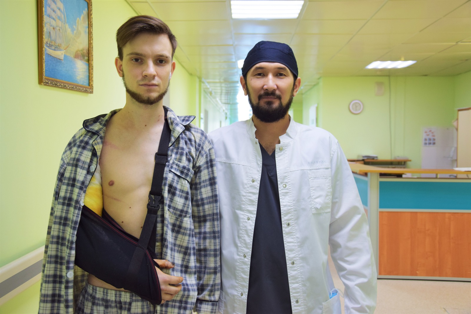 Столичные врачи спасли руку 22-летнему парню, которую ему оторвало на производстве