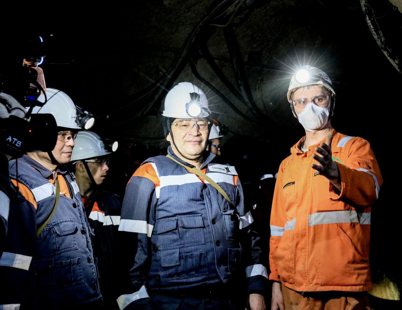 Көк шашты порно