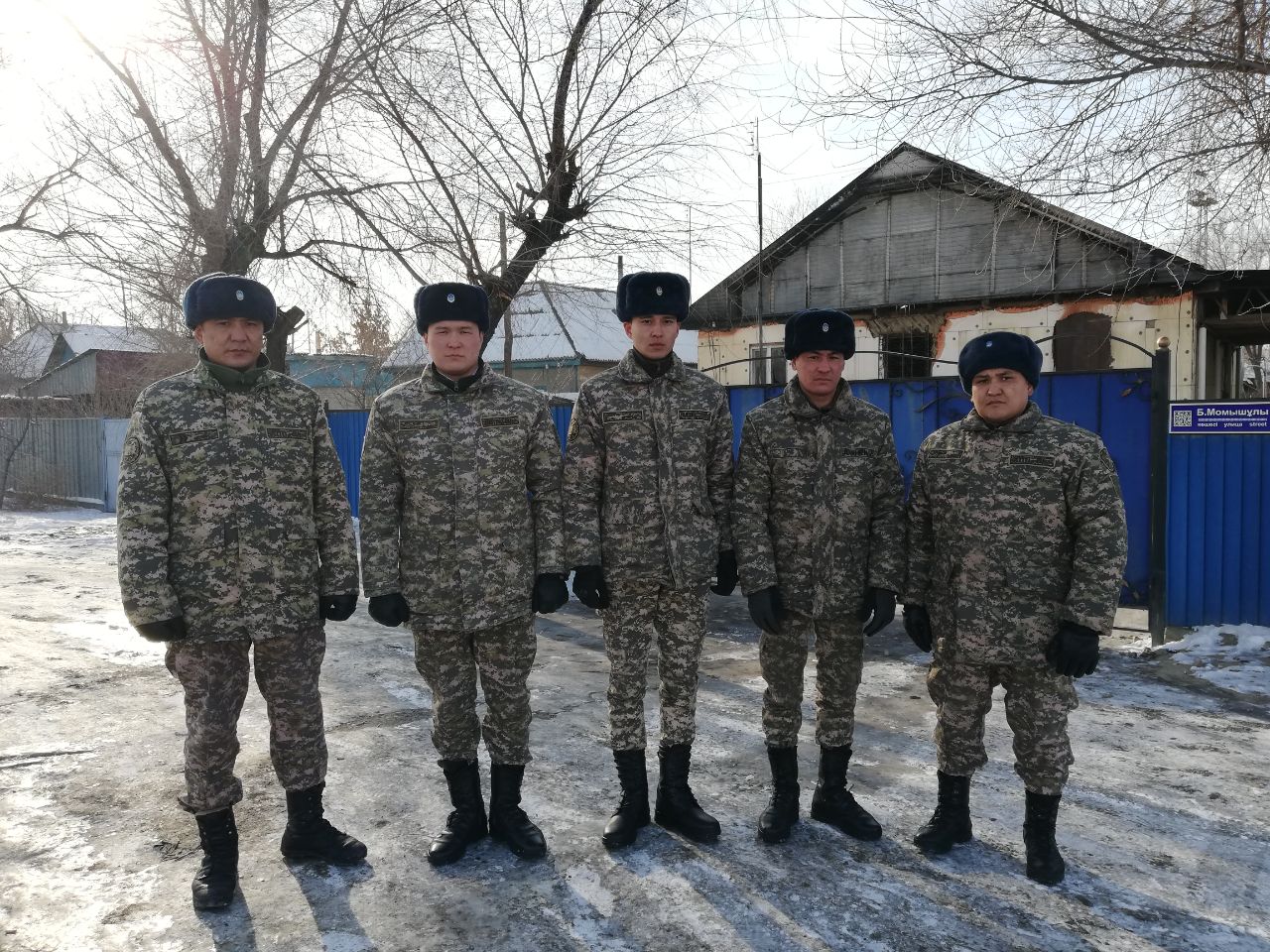 Военные спасли на пожаре жителей Уштобе