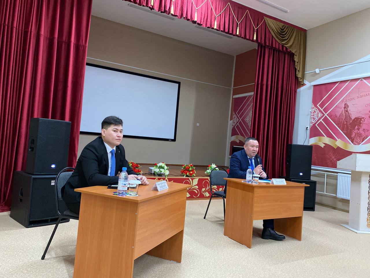 Аким города Нурбол Нурсагатов провел встречу с жителями поселка Степной